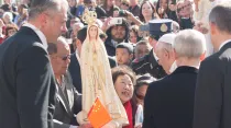 El Papa Francisco bendice una imagen de la Virgen en la Plaza de San Pedro. Foto Daniel Ibáñez (ACI Prensa)