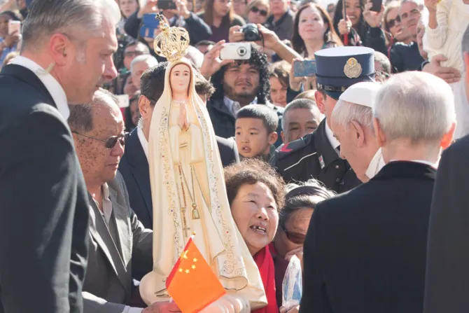 Papa Francisco comparte un libro y una “leyenda” de la Virgen María que lo ayudan