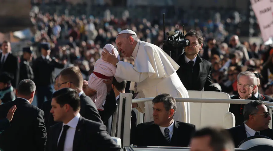 El Papa Francisco besa a un bebé en la Plaza de San Pedro. Foto: Lucía Ballester (ACI Prensa)