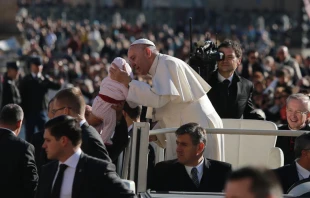 El Papa Francisco besa a un bebu00e9 en la Plaza de San Pedro. Foto: Lucu00eda Ballester (ACI Prensa) 
