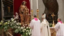 El Papa reza ante la Virgen María en San Pedro. Foto: Martha Calderón (ACI Prensa)