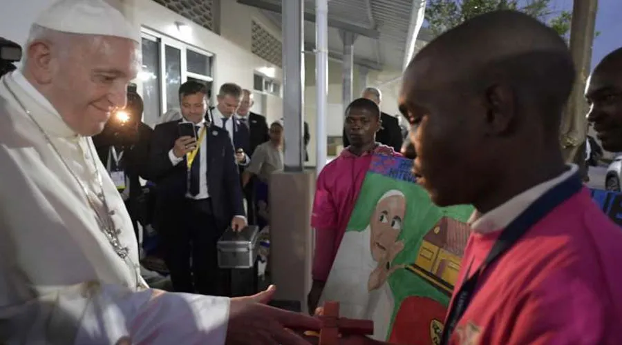 El Papa Francisco en la Casa Mateo 25 en Mozambique. Crédito: Vatican Media?w=200&h=150