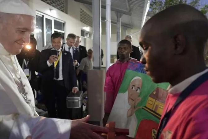 El Papa visita a indigentes y pobres atendidos en la Casa Mateo 25 en Mozambique