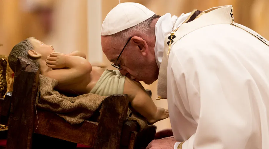 El Papa Francisco besa al Niño en la Basílica de San Pedro. Foto: Daniel Ibáñez / ACI Prensa?w=200&h=150