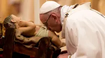 El Papa Francisco besa al Niño en la Basílica de San Pedro. Foto: Daniel Ibáñez / ACI Prensa