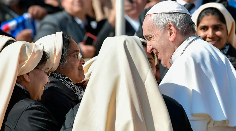 El Papa Francisco con un grupo de religiosas. Foto: Vatican Media