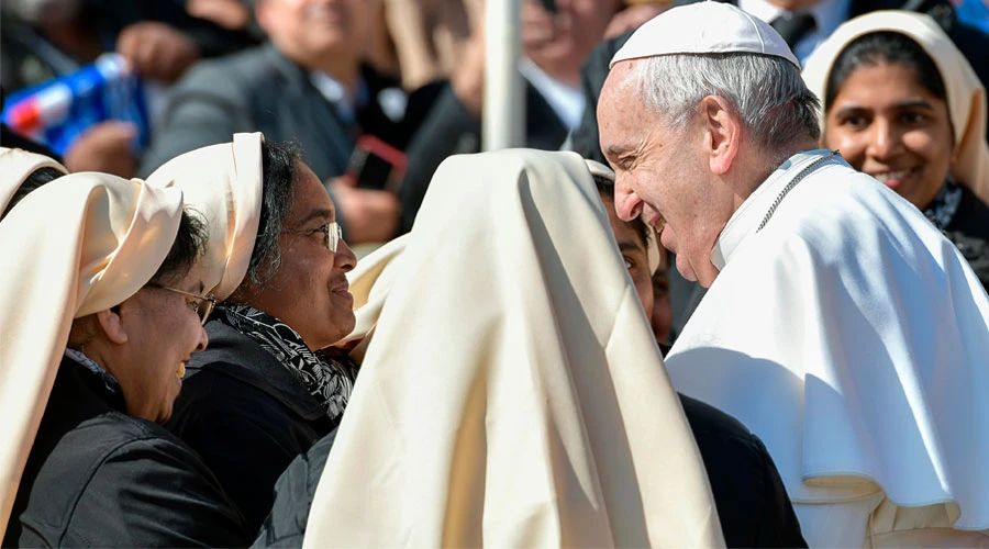 El Papa Francisco con un grupo de religiosas. Foto: Vatican Media?w=200&h=150