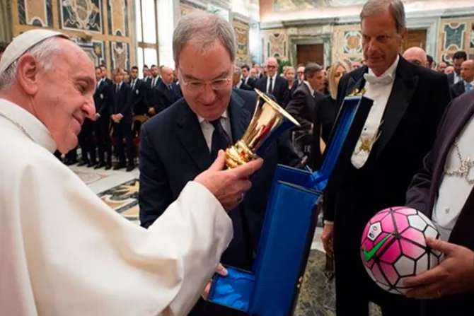Papa Francisco al Milan y Juventus: No teman mostrar sus principios religiosos