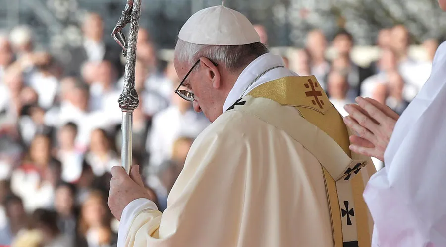 El Papa Francisco en la Misa que presidió este sábado en Milán. Foto: L'Osservatore Romano?w=200&h=150
