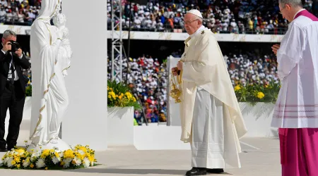 El Papa ante más de 100 mil fieles en Abu Dhabi: “He venido a deciros: ¡bienaventurados!”