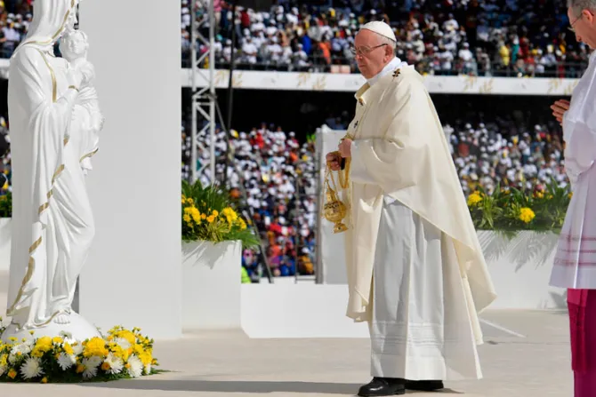 El Papa ante más de 100 mil fieles en Abu Dhabi: “He venido a deciros: ¡bienaventurados!”