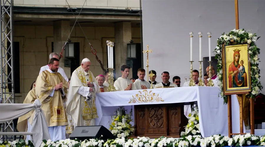 El Papa Francisco durante la Misa. Foto: VAMP POOL?w=200&h=150