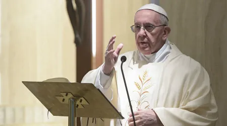 El Papa advierte contra los que tratan de convertir al pueblo en una “masa” manipulable