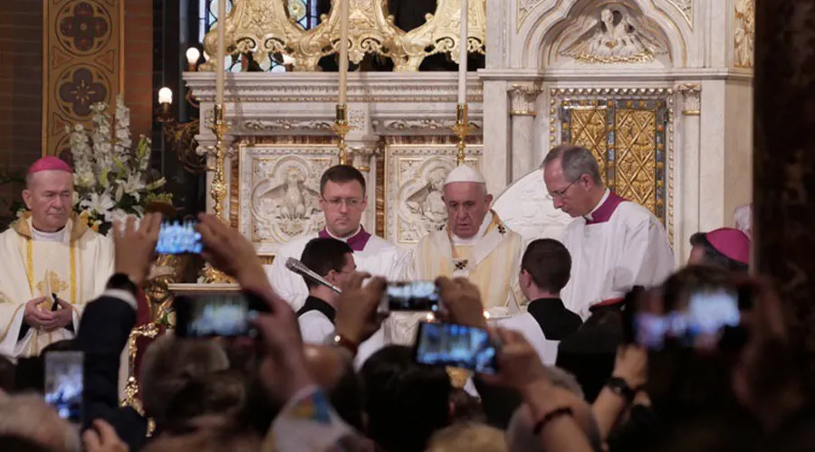 El Papa Francisco celebra Misa en la Catedral de Bucarest en Rumanía. Foto: VAMP?w=200&h=150