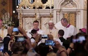 El Papa Francisco celebra Misa en la Catedral de Bucarest en Rumanu00eda. Foto: VAMP 