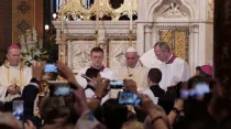 El Papa Francisco celebra Misa en la Catedral de Bucarest en Rumanía. Foto: VAMP
