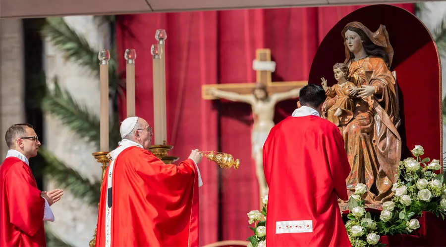 El Papa Francisco bendice el altar en la Plaza de San Pedro. Foto: Daniel Ibáñez / ACI Prensa