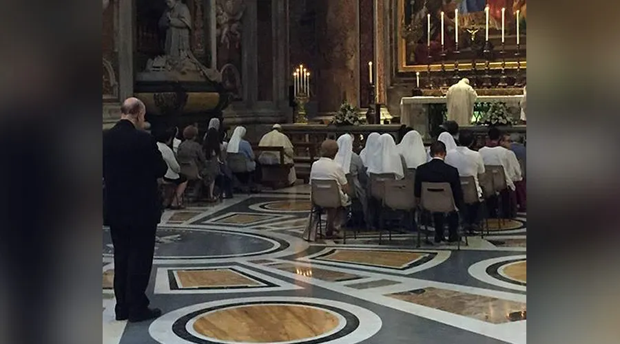 El Papa Francisco asistió a Misa por San Pío X como un fiel más
