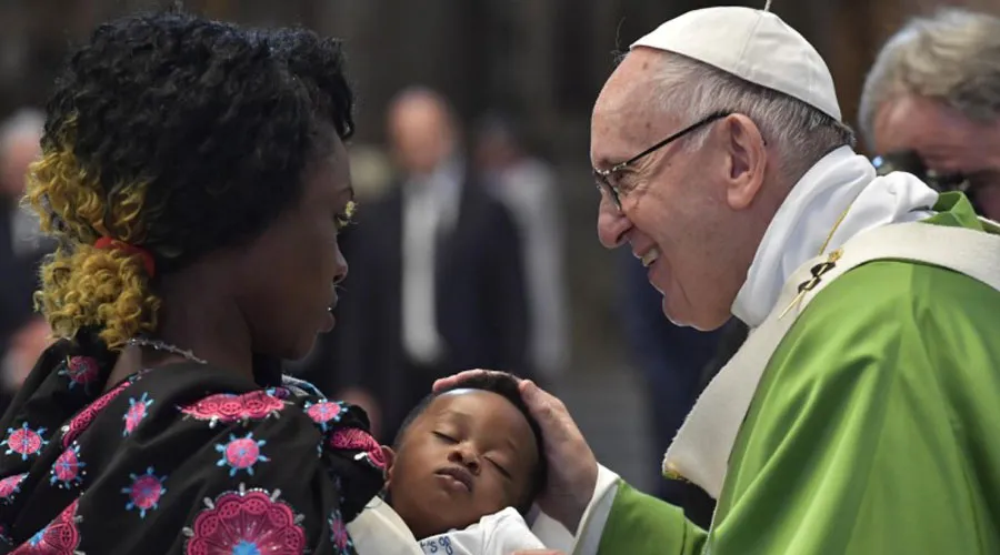 El Papa saluda a una mujer migrante y a su hijo. Foto: Vatican Media