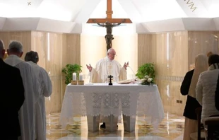 El Papa Francisco oficia la Misa en la Casa Santa Marta / Foto: L'Osservatore Romano 