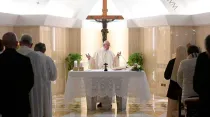 El Papa Francisco oficia la Misa en la Casa Santa Marta / Foto: L'Osservatore Romano