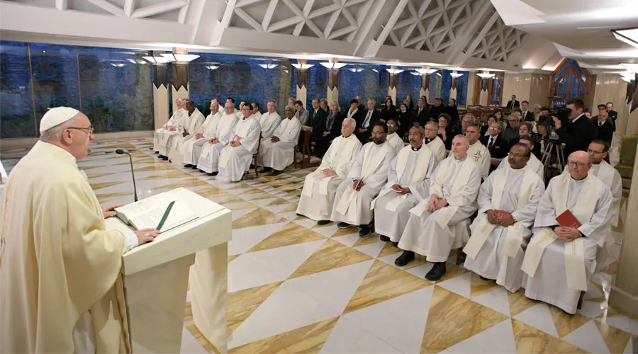 El Papa celebra la Misa en la Casa Santa Marta. Foto: L'Osservatore Romano?w=200&h=150
