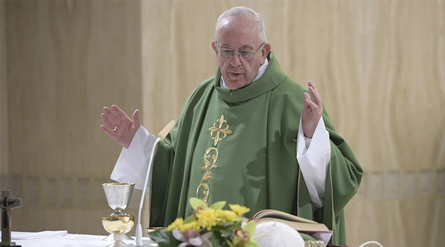 El Papa Francisco celebra la Misa en la Casa Santa Marta. Foto: L'Osservatore Romano