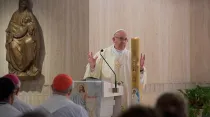 El Papa Francisco pronuncia su homilía en la Casa Santa Marta. / Foto: L'Osservatore Romano