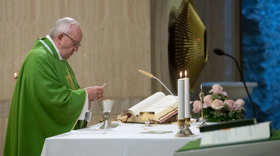 El Papa durante la Misa en Casa Santa Marta. Foto: Vatican Media