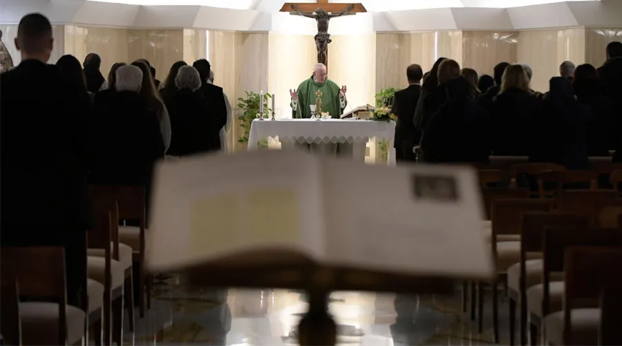 El Papa durante la Misa celebrada en Santa Marta. Foto: Vatican Media