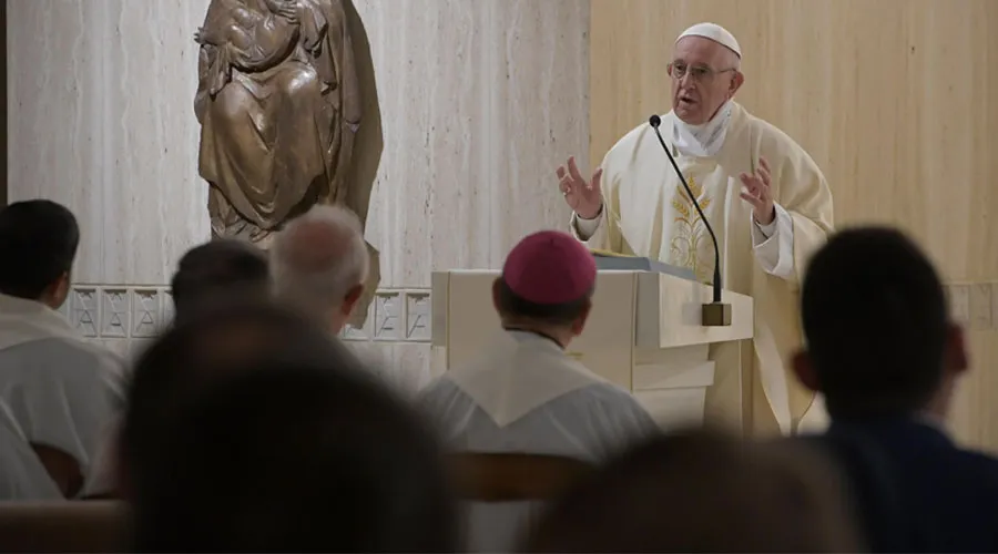 El Papa Francisco celebra la Misa en la Casa Santa Marta. Foto: Vatican Media