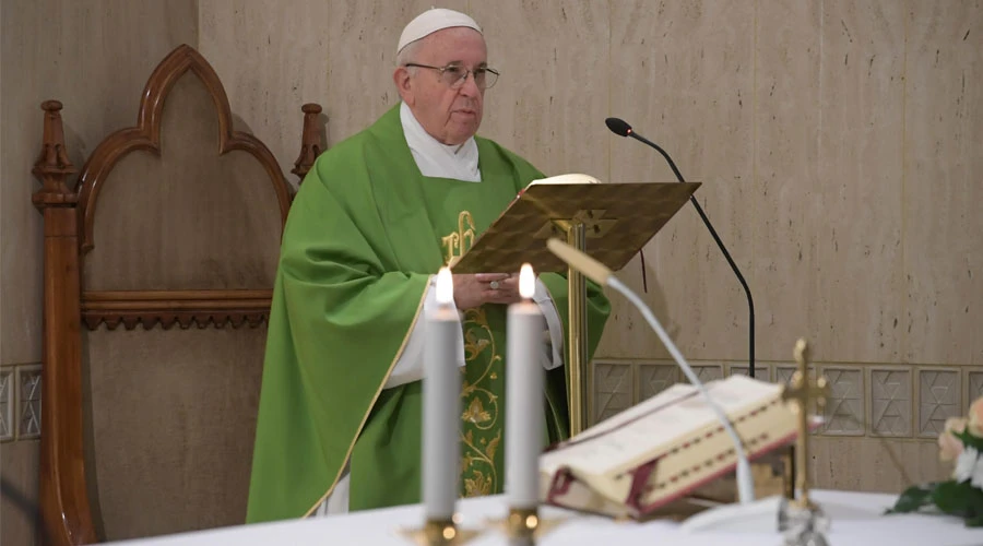 El Papa durante la Misa en Casa Santa Marta. Foto: Vatican Media