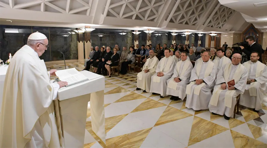 El Papa invita a ser cristianos sin miedo a mancharse las manos para ayudar a los demás