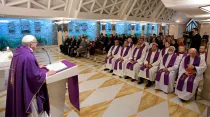 El Papa Francisco durante la Misa celebrada en la Casa Santa Marta. Foto: Vatican Media