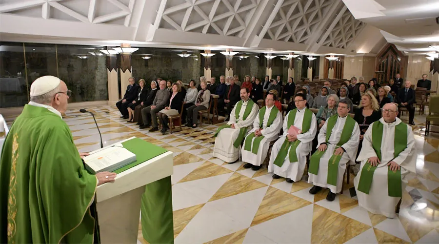 El Papa en la Misa celebrada en Casa Santa Marta. Foto: Vatican Media