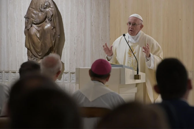 El Papa pide vivir con austeridad: “Que el Señor nos libre del mal del consumismo”