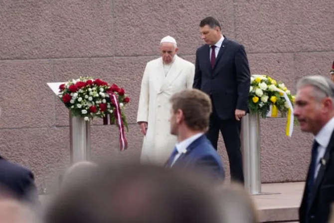 El Papa rinde homenaje a las víctimas del comunismo soviético en Letonia