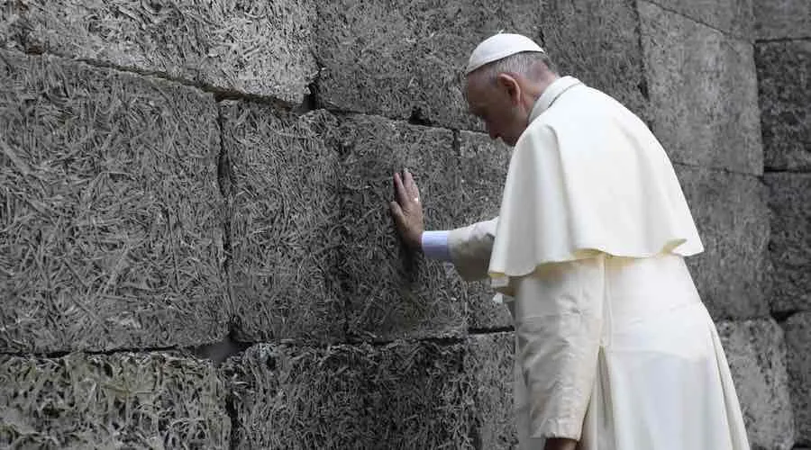 Papa Francisco toca el "muro de la muerte" en Auschwitz. Foto: L'Osservatore Romano.