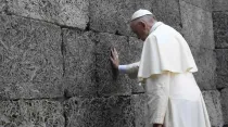El Papa reza en el "muro de la muerte" de Auschwitz en una imagen de archivo. Foto: Vatican Media