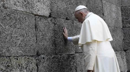 Los 6 gestos del Papa Francisco que conmovieron al mundo en su visita a Auschwitz