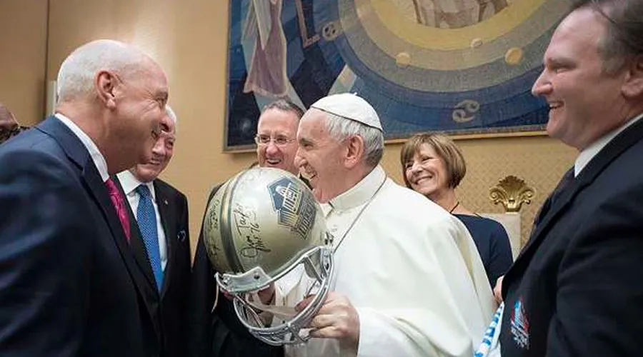 El Papa saluda a los jugadores y representantes de la NLF. Foto: L'Osservatore Romano