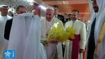 El Papa recibe el saludo de un niño en Abu Dhabi. Captura Youtube