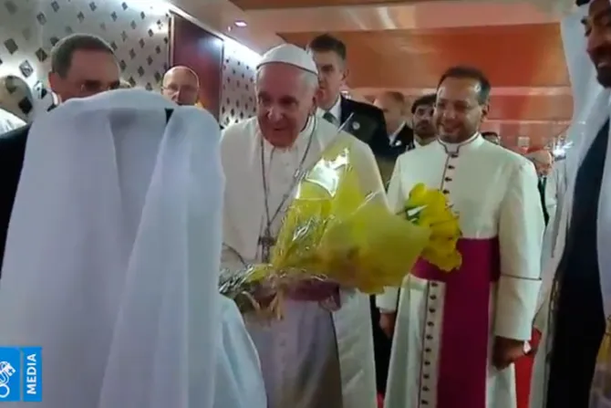 Niño sorprende al Papa con saludo en español al llegar a Abu Dhabi [VIDEO]