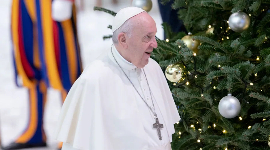 El Papa Francisco en el Aula Pablo VI en el Vaticano junto al árbol de Navidad. Crédito: Daniel Ibáñez / ACI Prensa