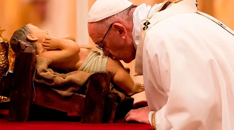 Papa Francisco besa una imagen del Niño Jesús. Crédito: Daniel Ibáñez / ACI Prensa?w=200&h=150