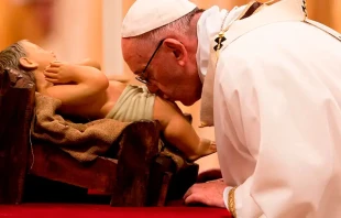 Papa Francisco besa una imagen del Niu00f1o Jesu00fas. Cru00e9dito: Daniel Ibu00e1u00f1ez / ACI Prensa 