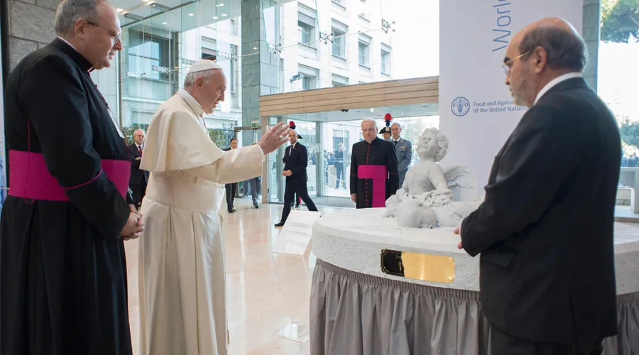 El Papa Francisco bendice la estatua del niño Aylan. Foto: L'Osservatore Romano?w=200&h=150