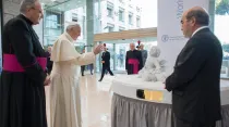 El Papa Francisco bendice la estatua del niño Aylan. Foto: L'Osservatore Romano