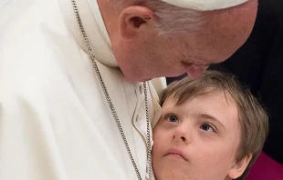 El Papa Francisco abraza a un niu00f1o con Su00edndrome de Down. Cru00e9dito: Vatican Media 