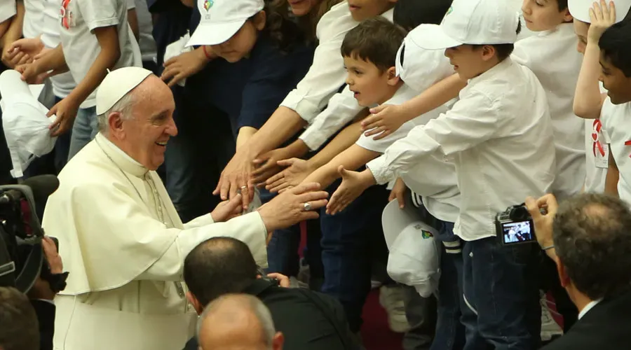 El Papa Francisco saluda a un grupo de niños en el Vaticano. Crédito: Daniel Ibáñez / ACI Prensa?w=200&h=150